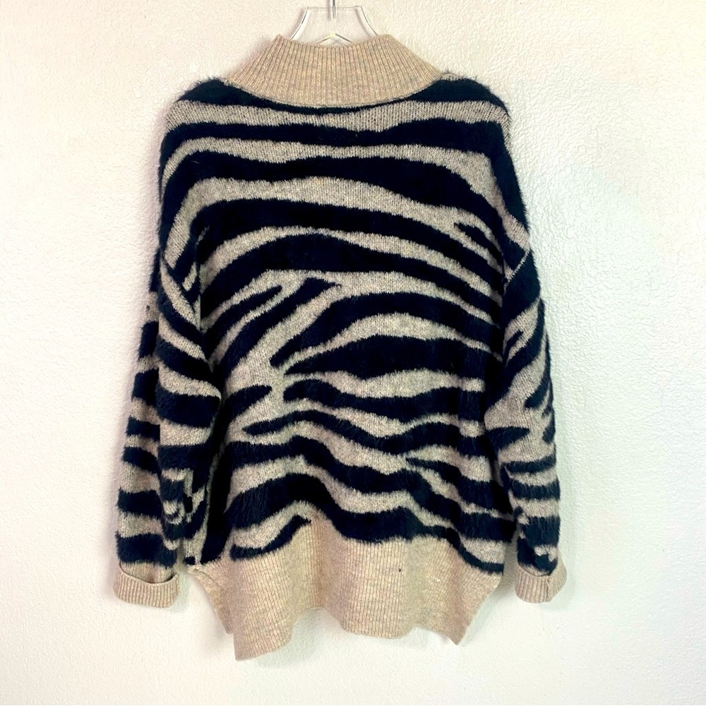 Anthropologie Twine & String Fuzzy Zebra Oversize… - image 3